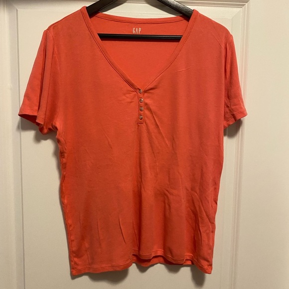 GAP Tops - GAP Women's Coral Button-Detail Tee